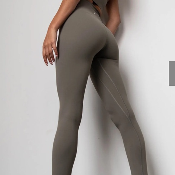 Azur Classic Fit High-waisted leggings. Size M. Excellent Condition. - Picture 2 of 6